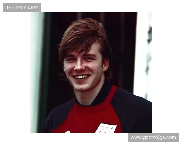 越位线上的足球巨星是谁 解析他在绿茵场上的传奇表现与技术特点 越位线上的足球巨星是谁 解析他在绿茵场上的传奇表现与技术特点